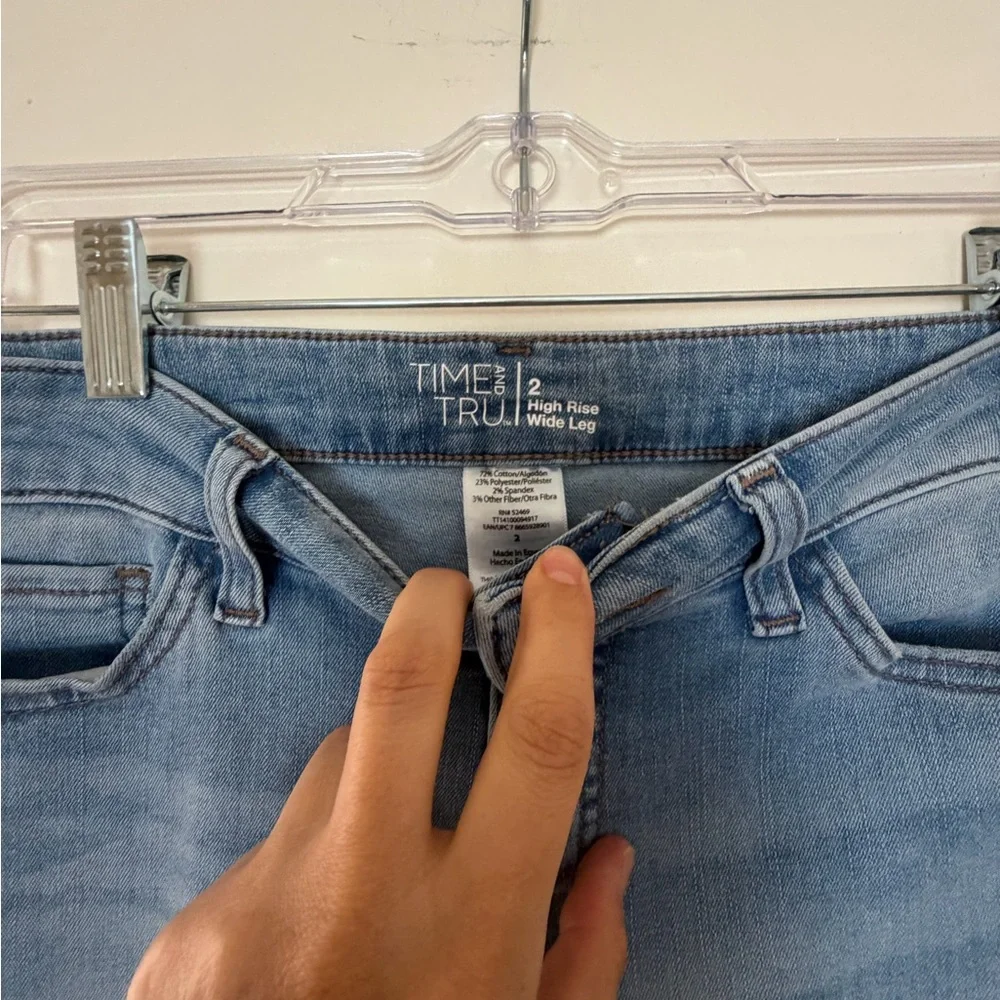 Time and Tru High-Rise Wide Leg Jeans in Medium Blue Wash - Picture 3 of 5